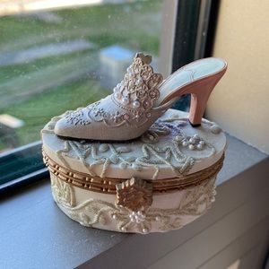 Display piece: small jewelry holder